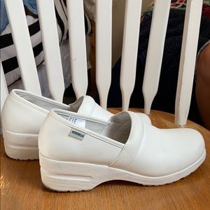 Cherokee Leather Nursing Shoes